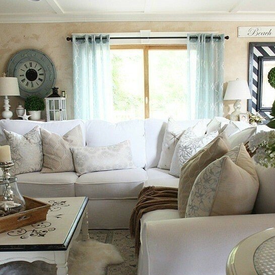 Коллекция белых подушек гостиная интерьер