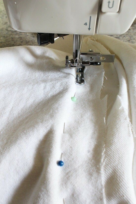 Швейная машинка с белой тканью