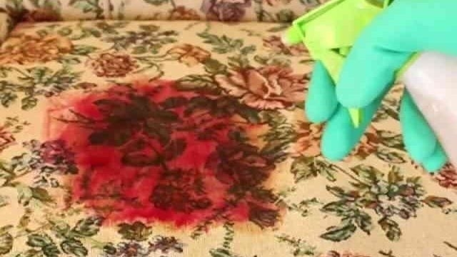 Как вывести пятно от крови с дивана