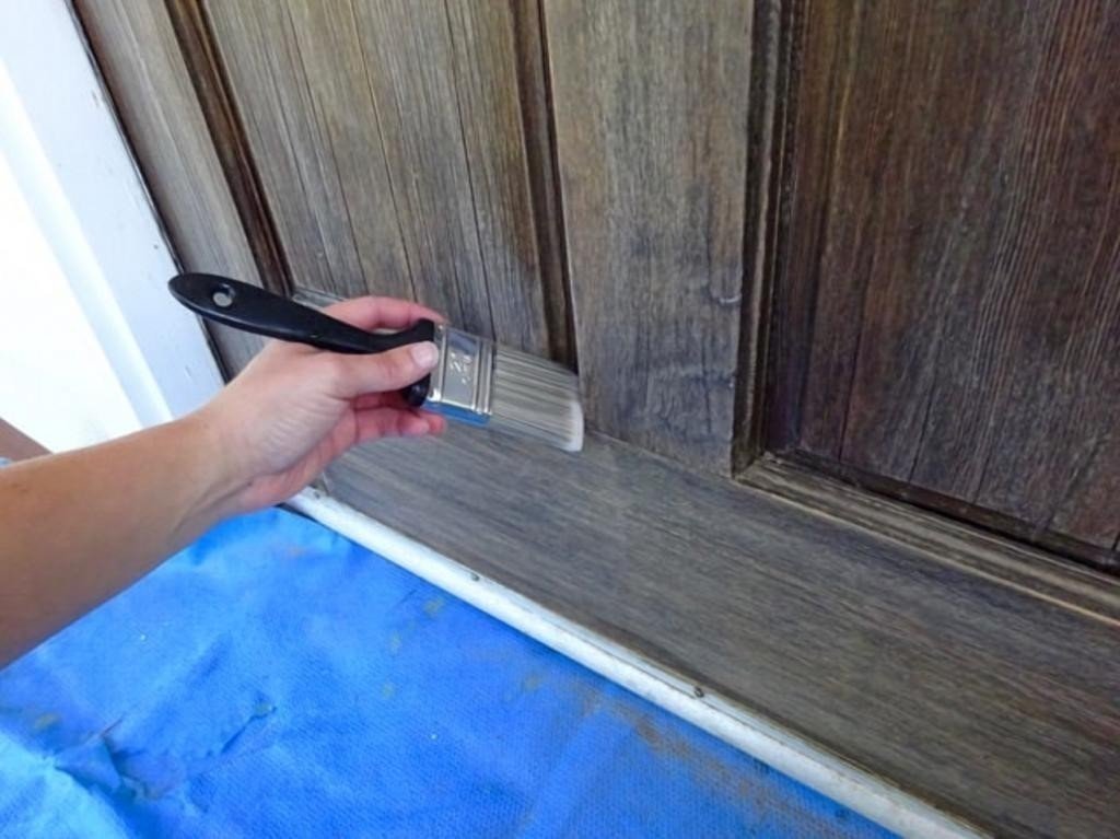 Покраска деревянных дверей