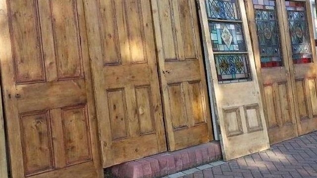 Узнаем как обновить деревянную дверь