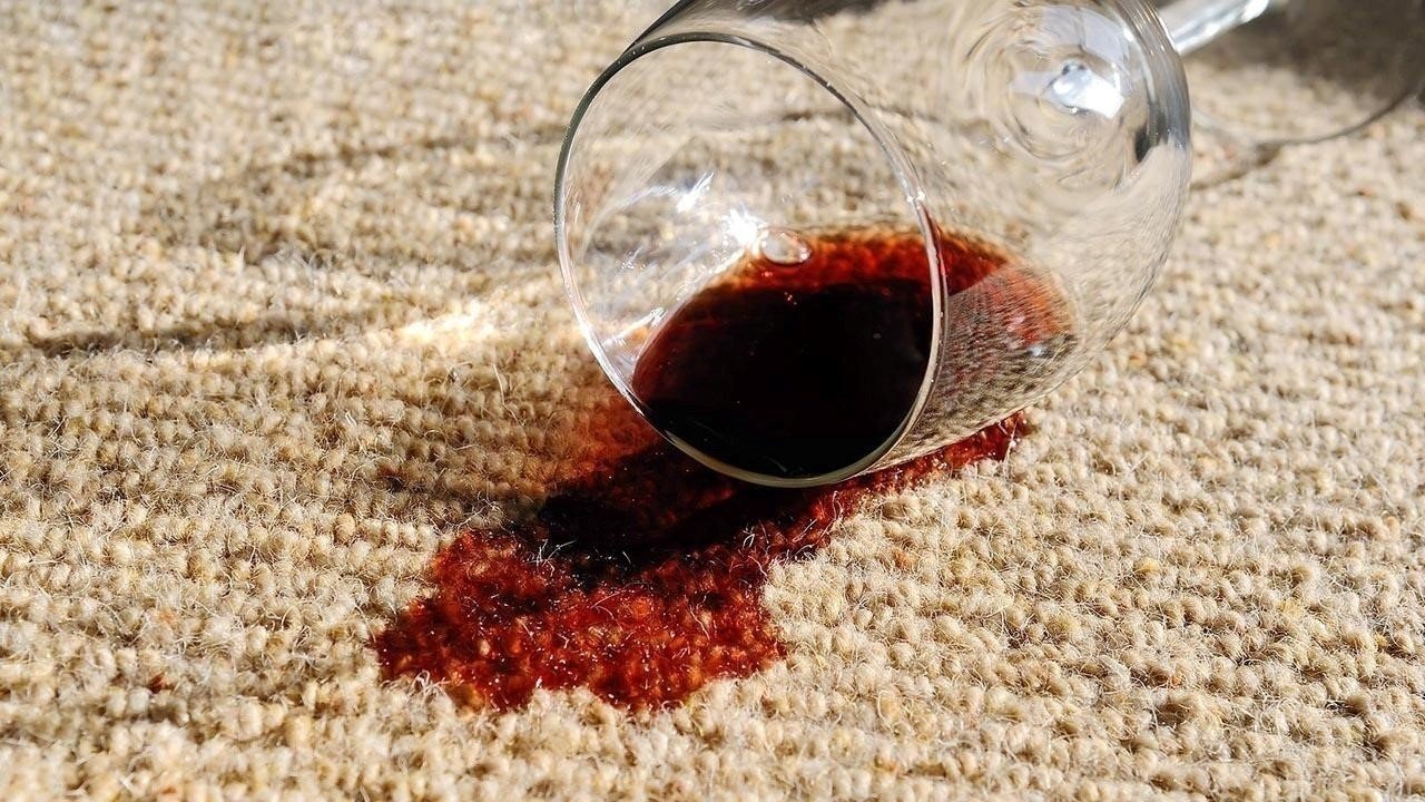 Пятно от вина на ковре