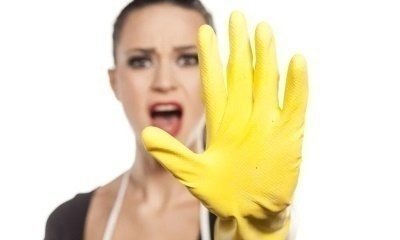 Женщина в желтых перчатках