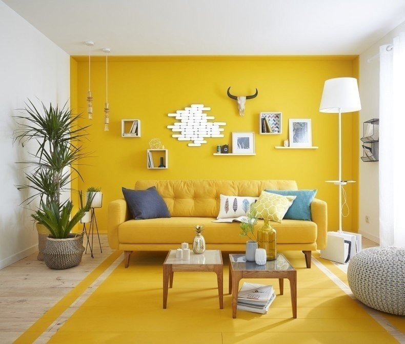 Интерьер с желтым диваном