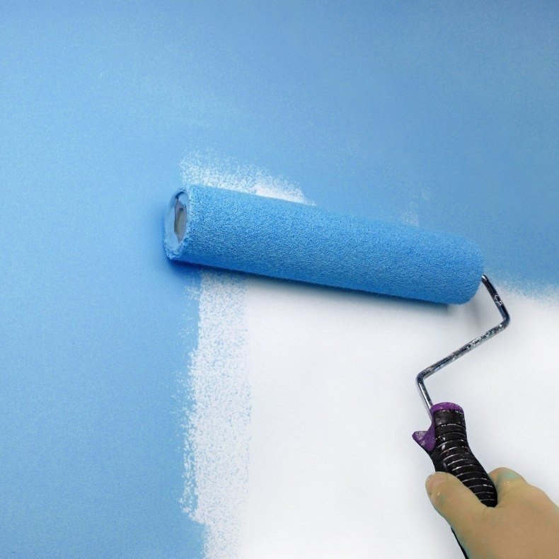 Окрашивание стен водоэмульсионной краской валиком узорным