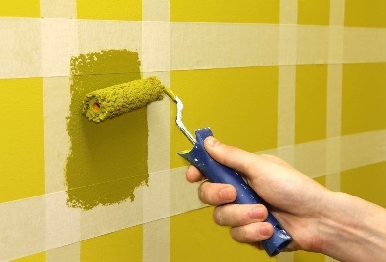 Покраска стен водоэмульсионной краской в ванной комнате