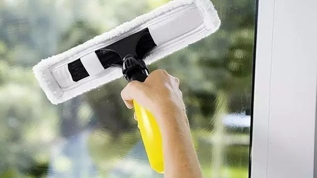 Как помыть окна быстро и без разводов: профессиональные и народные средства, помогающие хозяйкам