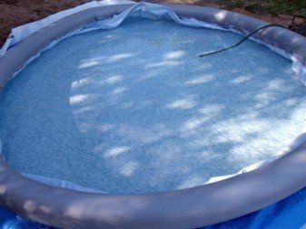 Надувной бассейн наполненный водой