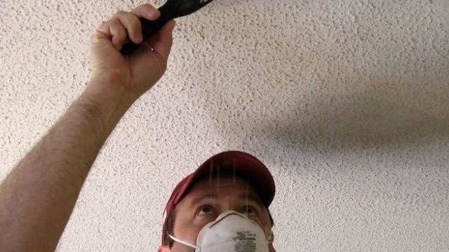 Как смыть с потолка старую водоэмульсионную краску?