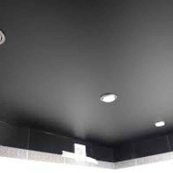 Черный глянцевый потолок в ванной