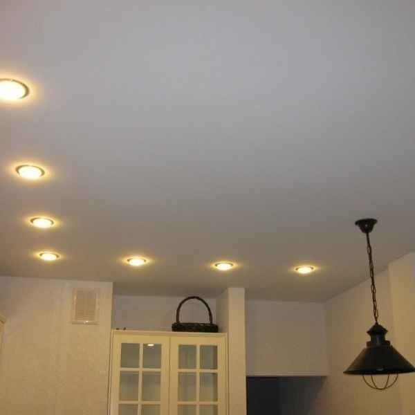 Натяжной потолок с точечными светильниками
