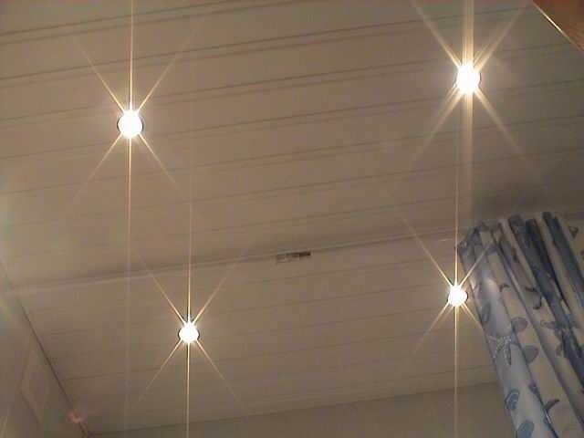 Потолок из панелей с лампочками