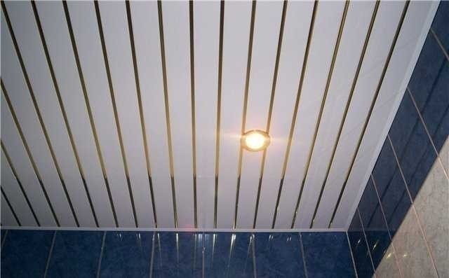 Потолок в ванную комнату из пластиковых панелей