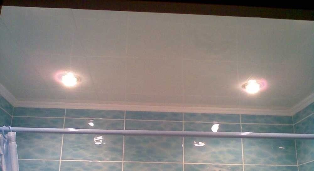 Потолок в ванную комнату из пластиковых панелей