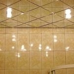Устанавливаем зеркальные потолки в ванной