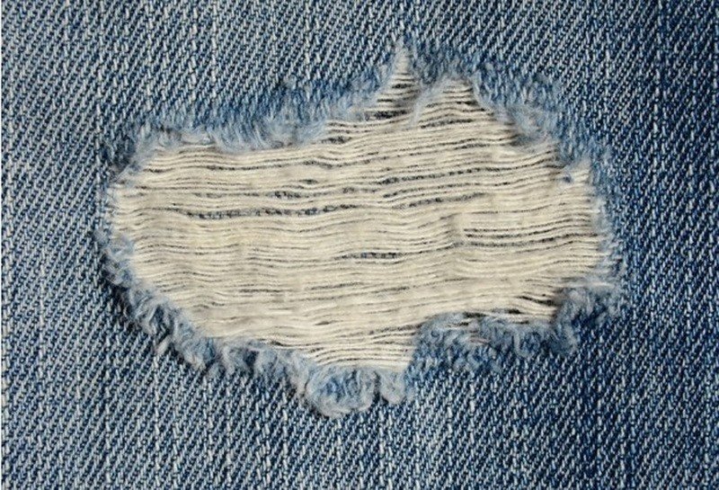 Рваная джинсовая ткань
