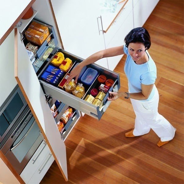 Навести порядок в кухонных шкафчиках
