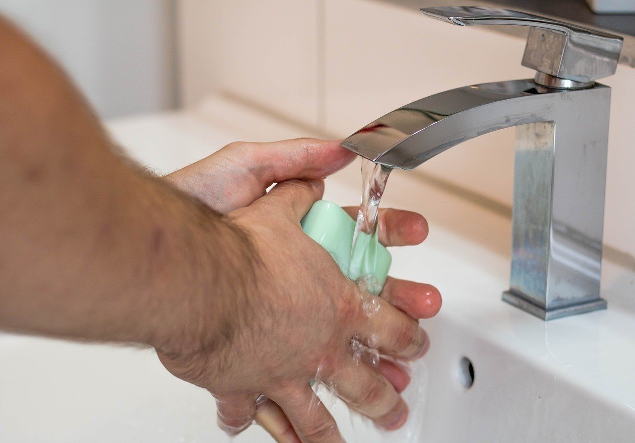 Мытье рук в горячей воде