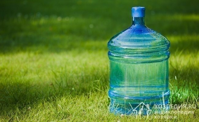 Фон вода с бутылкой на траве