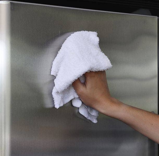 Чем помыть холодильник снаружи без разводов