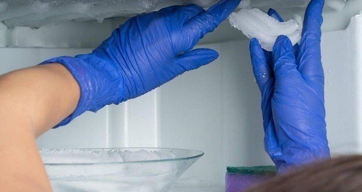 Мытье перчаток под водой в лаборатории