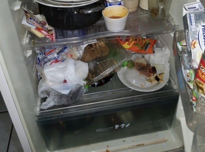 Холодильник с испорченными продуктами