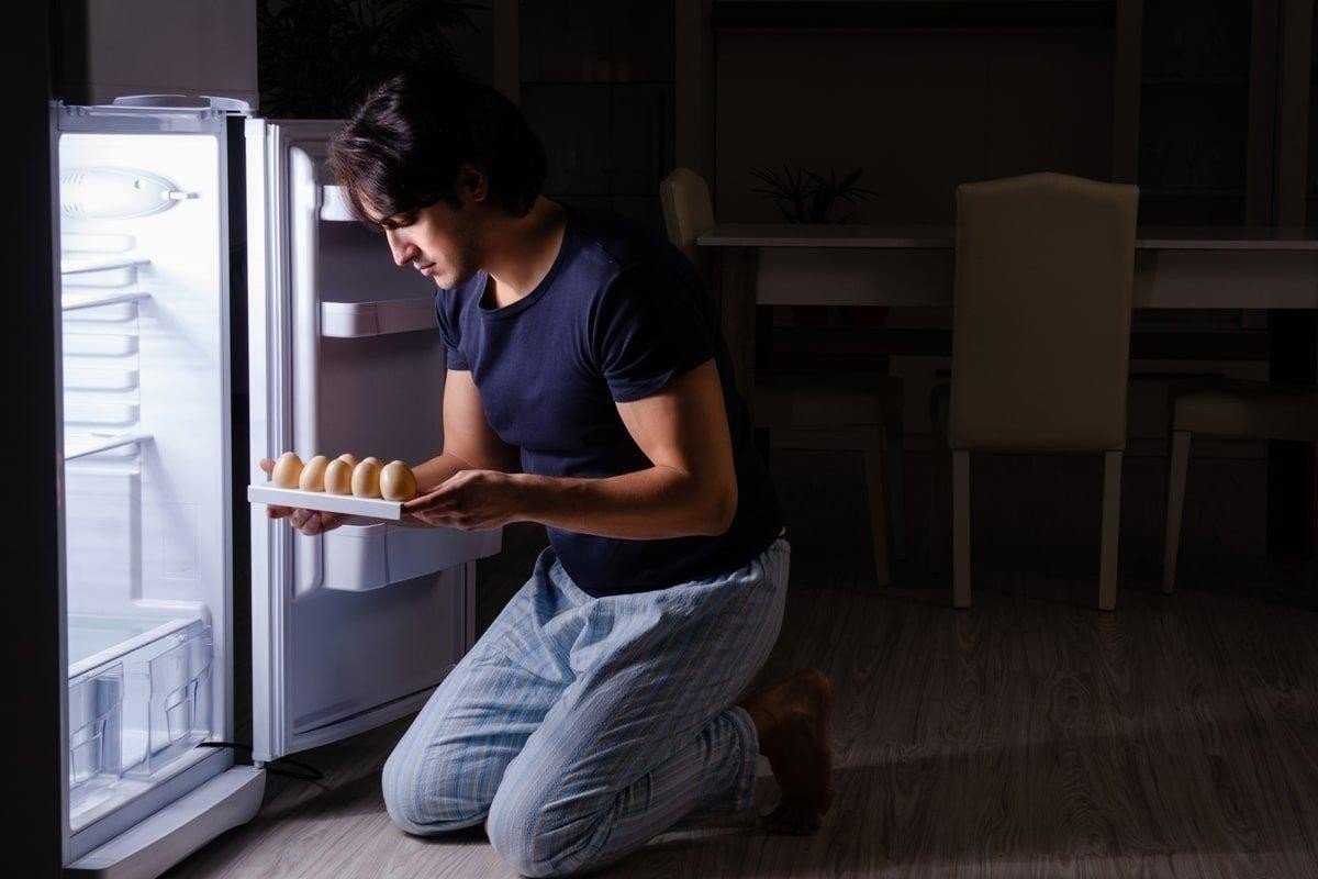 Мужчина ночью у холодильника