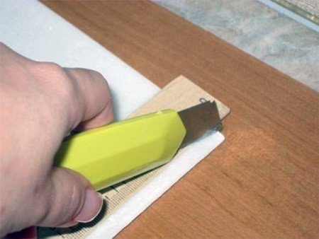 Резание потолочной плитки из пенопласта канцелярским ножом