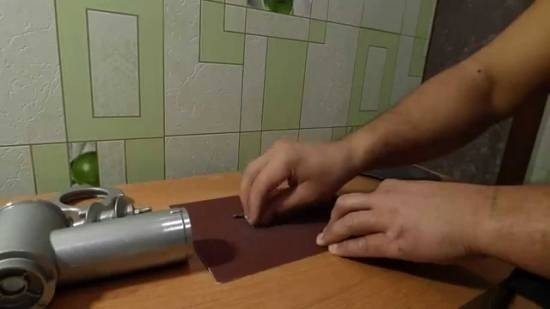 Заточка ножа для мясорубки наждачной бумагой