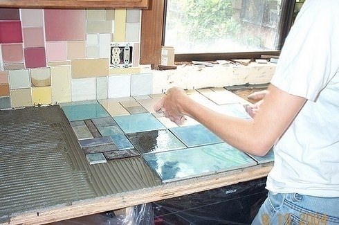 Укладка плитки на столешницу кухни