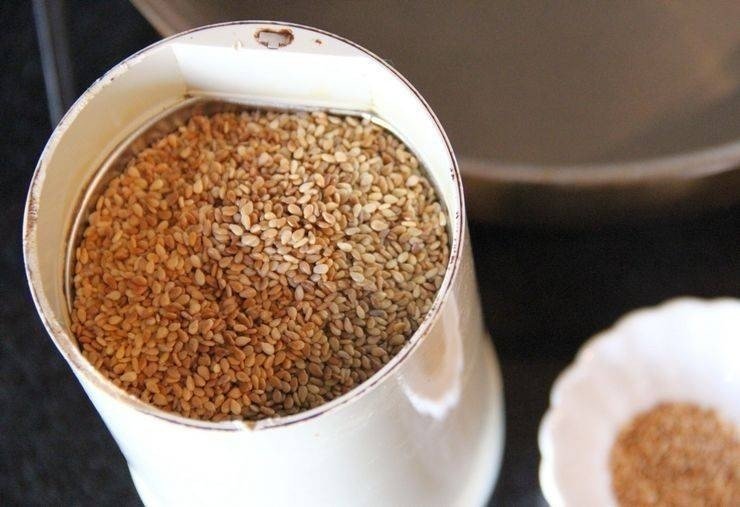 Перемолотые зерна в кофемолке