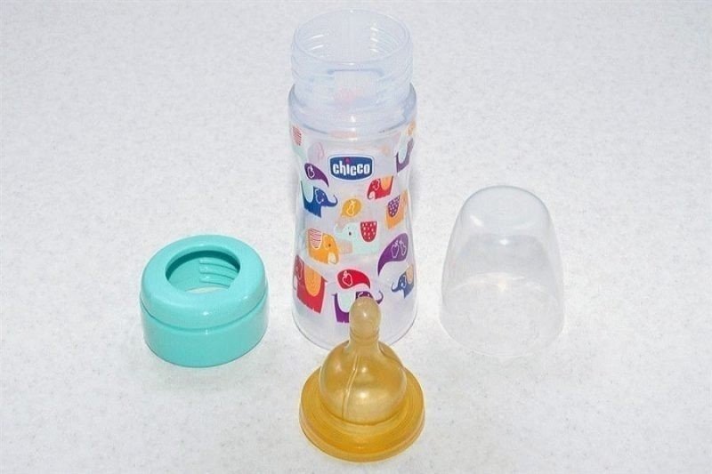 Бутылочка для кормления новорожденного