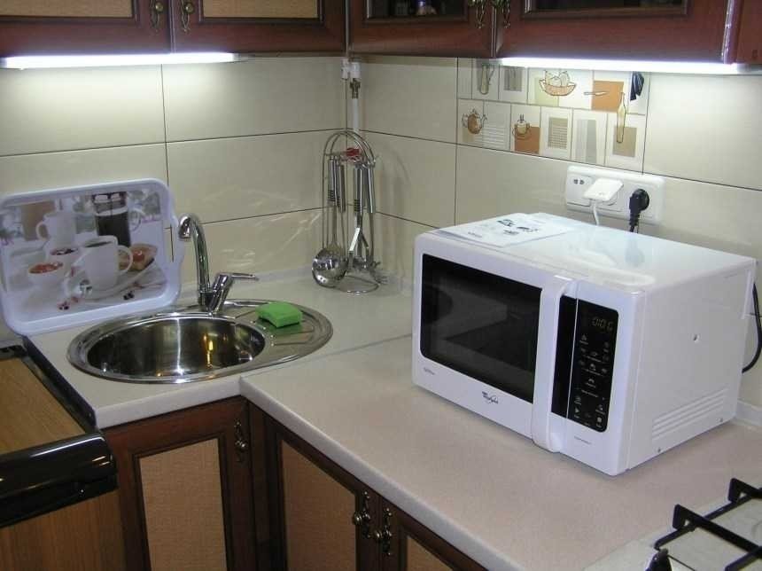 Черная микроволновка в интерьере кухни