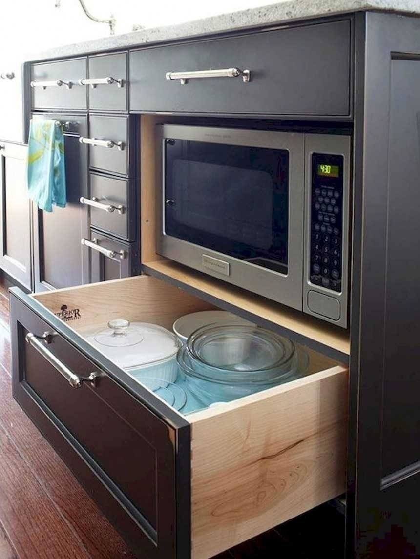 Микроволновка в верхнем шкафу кухни