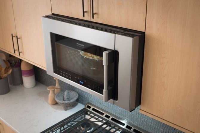 Встроенная микроволновая печь в верхний шкаф кухни