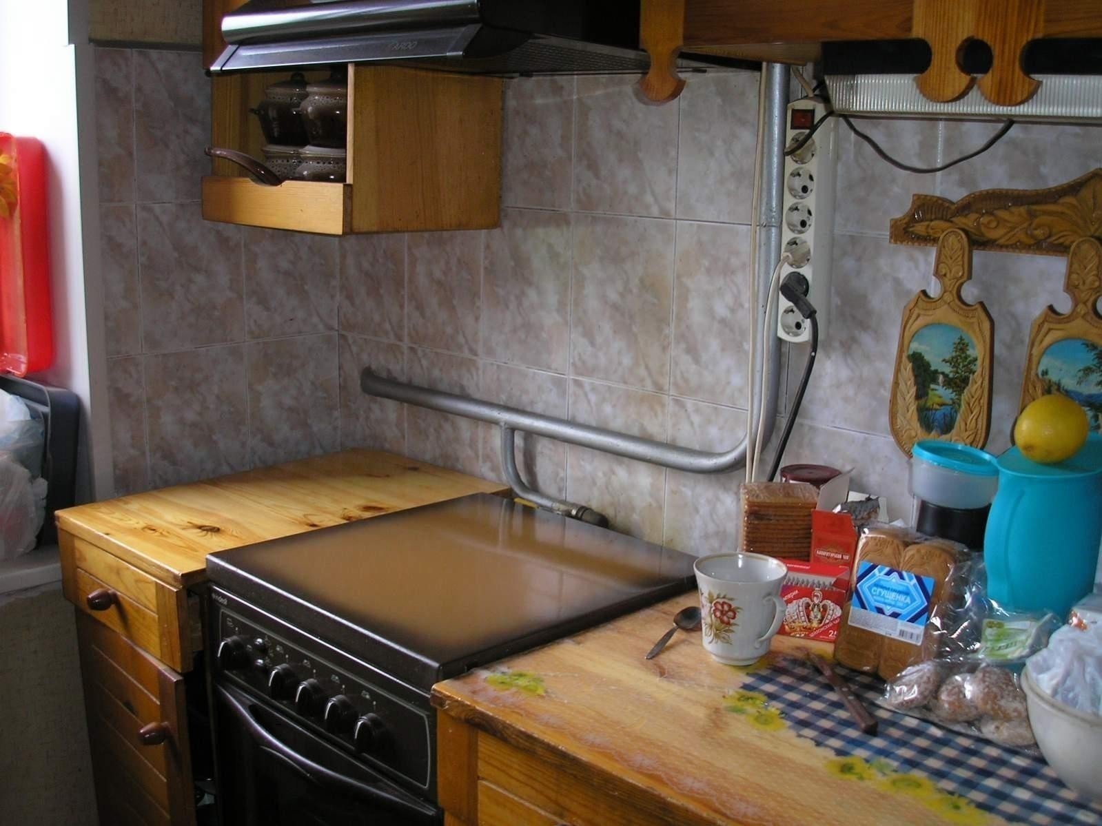 Газовая труба на кухне и кухонный гарнитур
