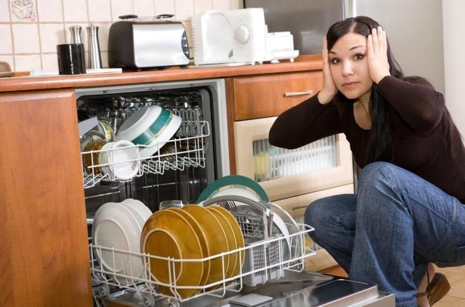 Посудомоечная машина девушка