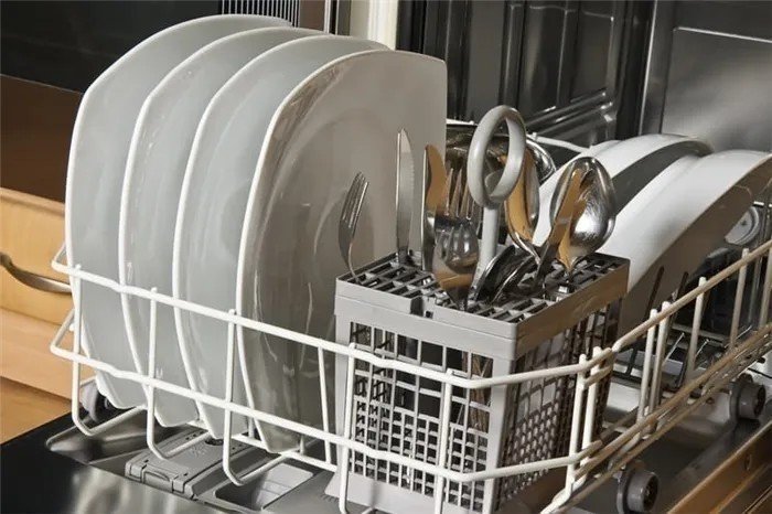 Загрузка посуды в посудомоечную машину