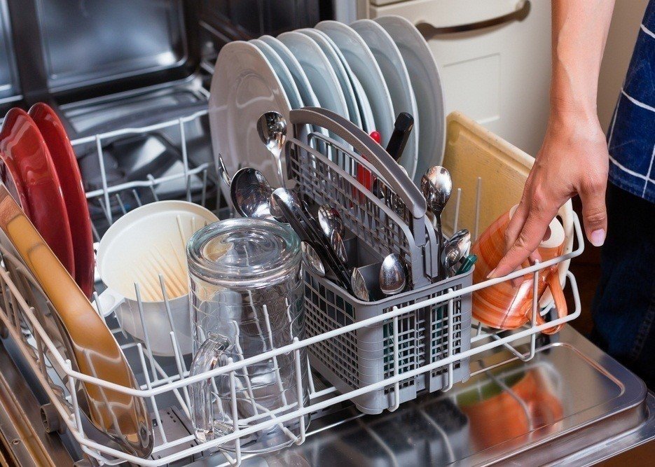 Загружать посуду в посудомоечную машину