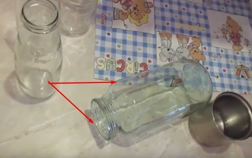 Налейте в пластмассовую бутылочку воды