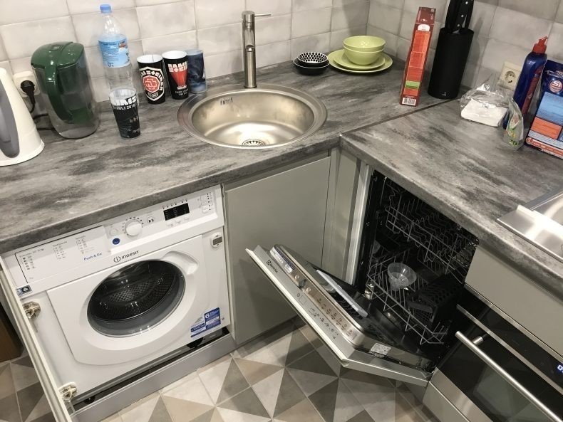 Г образная кухня со стиральной машиной и посудомойкой