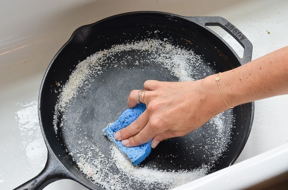 Прокалить сковороду с солью
