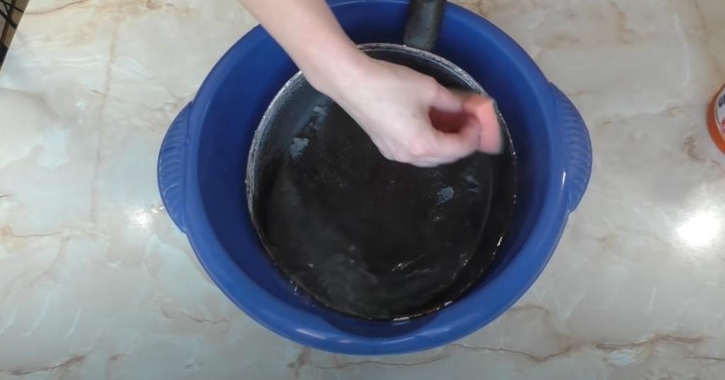 Очищение сковороды от нагара нашатырным спиртом