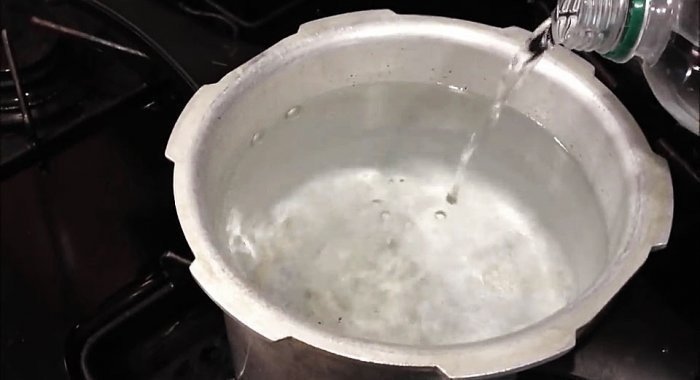 Налить воду в кастрюлю довести до кипения