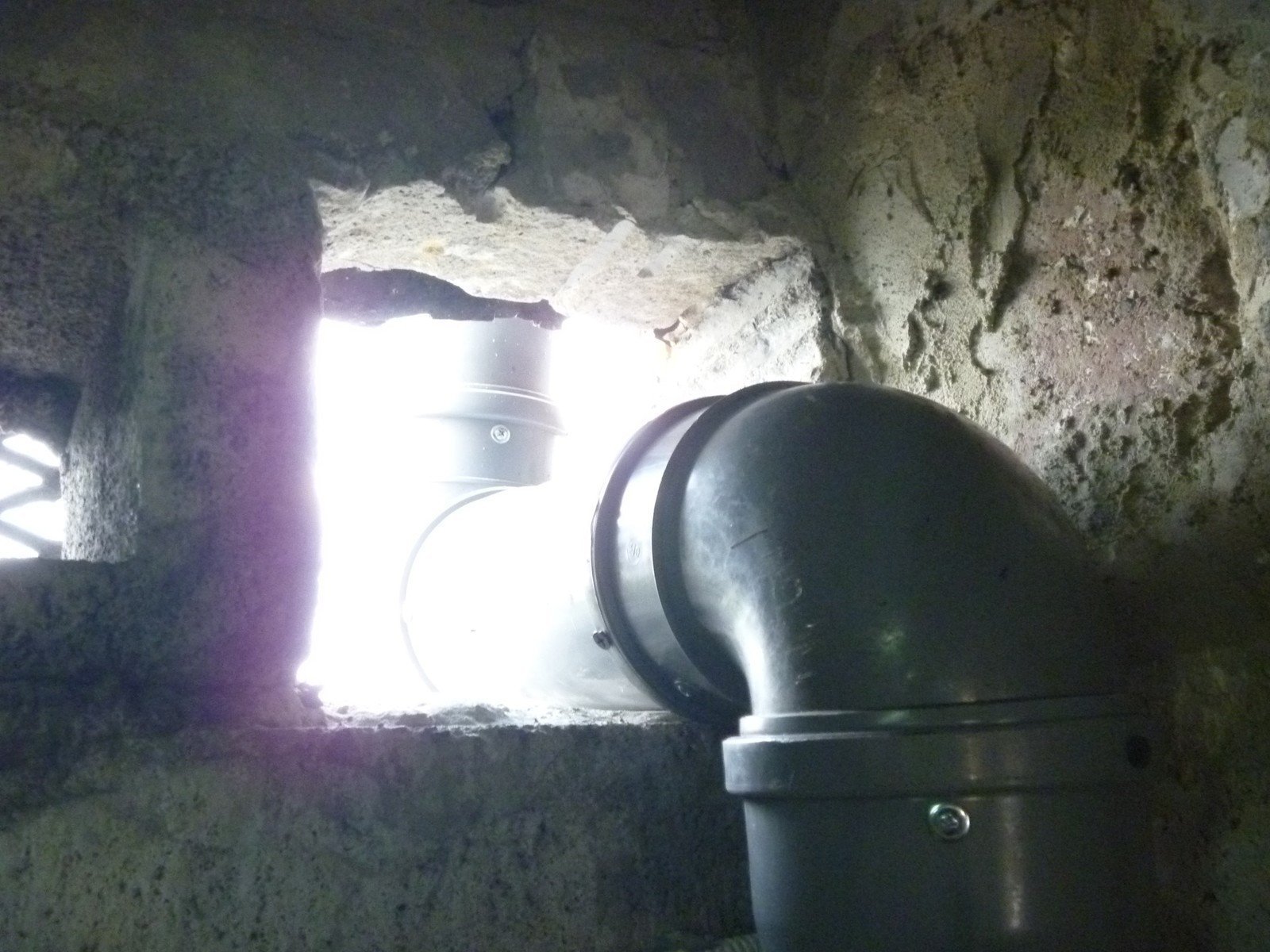 Вентиляция в гараже из канализационных труб
