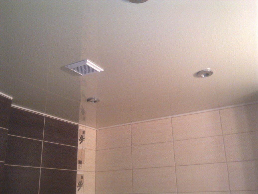 Вентиляция в натяжном потолке в ванной