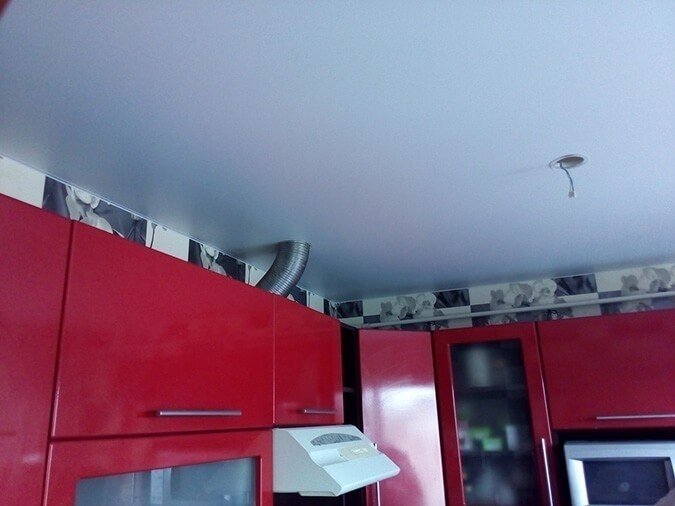 Вытяжка в натяжном потолке на кухне