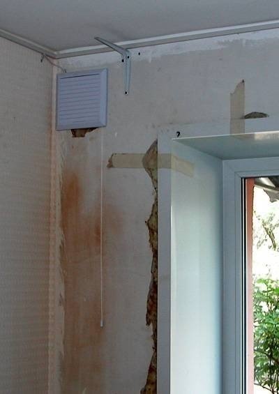 Вентиляция в стене квартиры