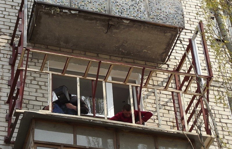 Остекление балкона в сталинке
