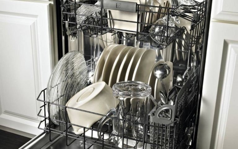 Загрузка посуды в посудомоечную машину